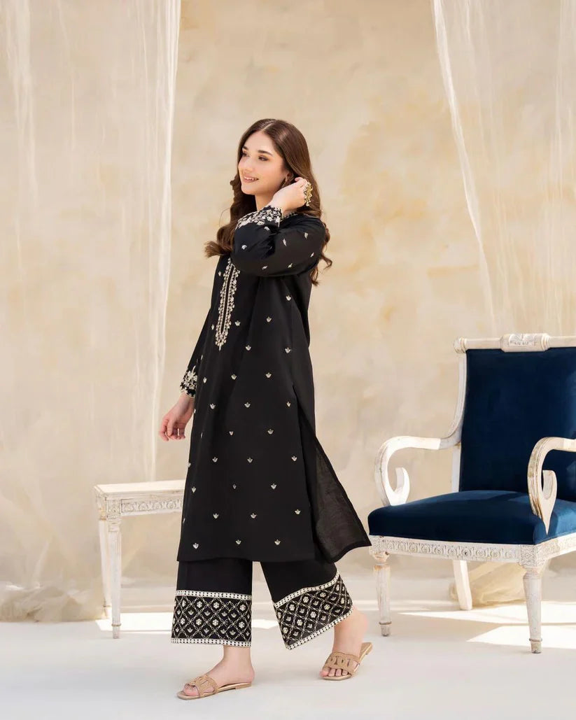 Zara Shahjahan Dhanak 3PC embroidered suit with wool shawl and dyed trouser – Winter 2025 collection.