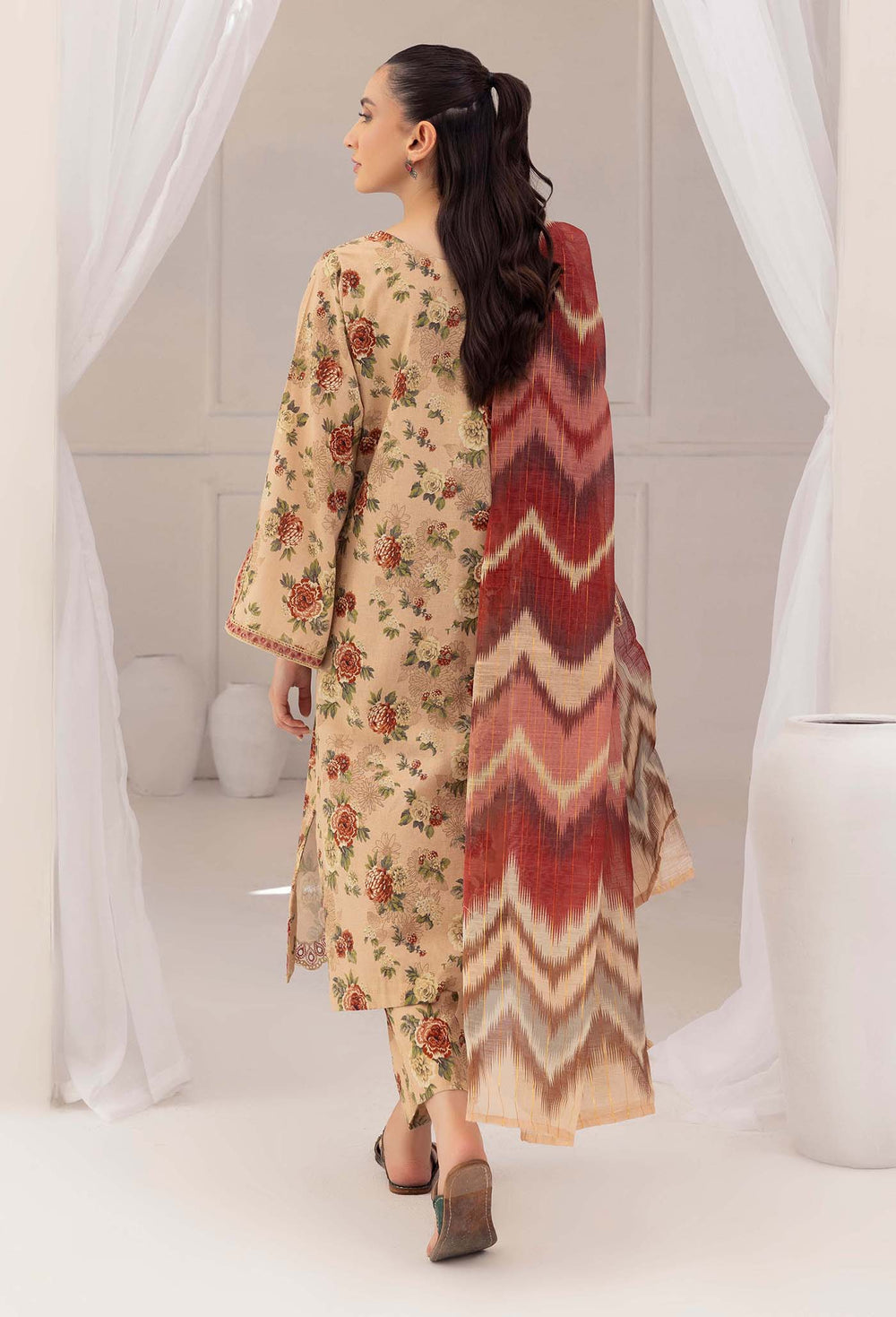 Baroque Bana Dori Karandi 2025 – Digital Printed Karandi 3Pc Suit with shirt, sleeves, trouser, and dupatta