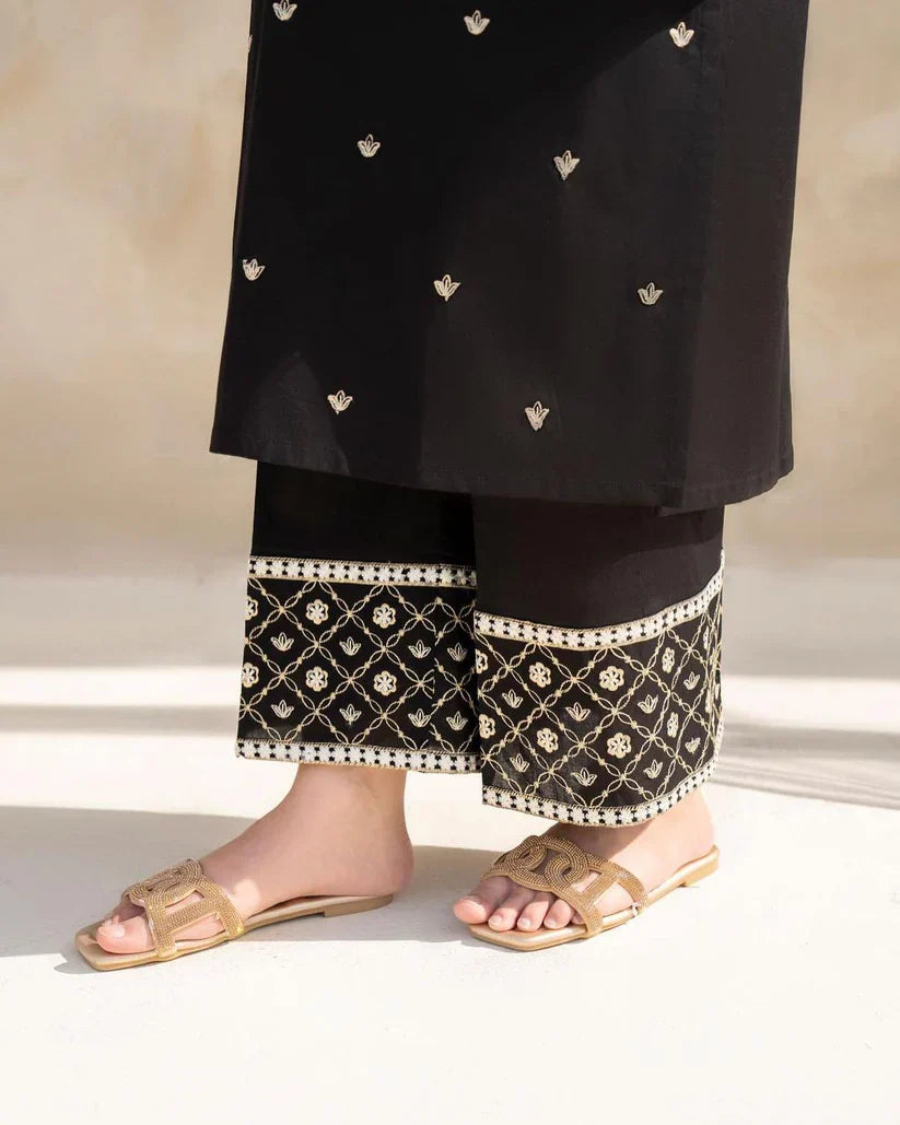 Zara Shahjahan Dhanak 3PC embroidered suit with wool shawl and dyed trouser – Winter 2025 collection.
