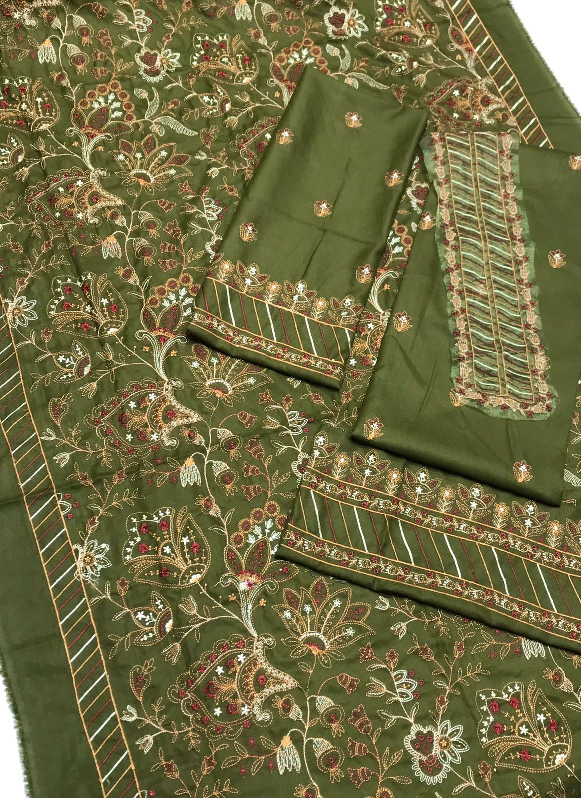 Bareeze 23165 Luxury Embroidered 3pc Airjet Dhanak Suit – Heavy Embroidered Front, Neck Patch, Sleeves, Kashmiri Shawl & Dyed Trouser.